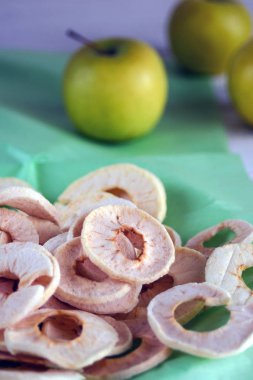 Organik elma kurutulmuş fitness cipsi. Popüler, lezzetli ve taze sağlıklı bir ürün. Sağlıklı, besleyici, düşük kalorili ve lezzetli atıştırmalıklar..