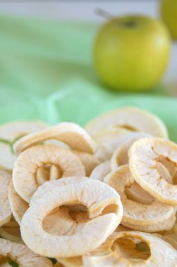 Organik elma kurutulmuş fitness cipsi. Popüler, lezzetli ve taze sağlıklı bir ürün. Sağlıklı, besleyici, düşük kalorili ve lezzetli atıştırmalıklar..