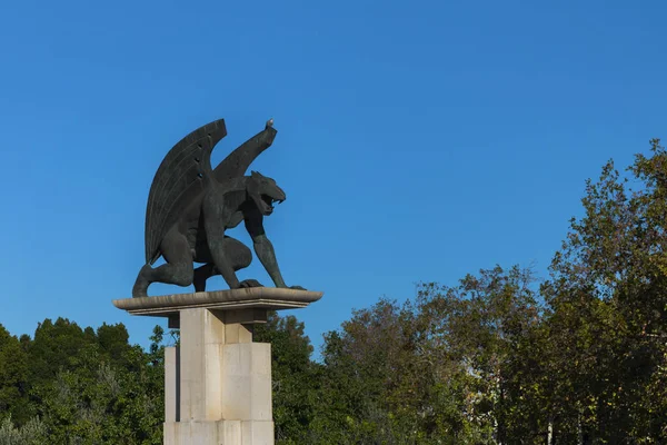 Pont del Regne köprüsündeki vahşi kedilerin kafalarıyla meleklerin korkunç gotik yaratıkları..