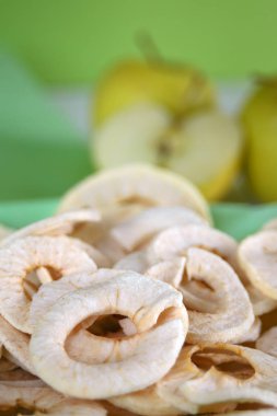 Organik elma kurutulmuş fitness cipsi. Popüler, lezzetli ve taze sağlıklı bir ürün. Sağlıklı, besleyici, düşük kalorili ve lezzetli atıştırmalıklar..