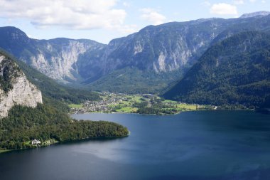 Hallstatt, Avusturya. Avusturya 'nın Hallstatt, göl ve dağlarındaki gözlem güvertesinden güzel manzaralar..