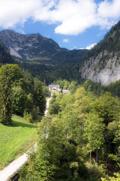 Hallstatt, Oostenrijk. Beroemd bergdorpje in de Oostenrijkse Alpen op een warme herfstdag. Uitzicht op de bergen, bos, Oostenrijkse gebouwen en kabelbaan. — Stockfoto