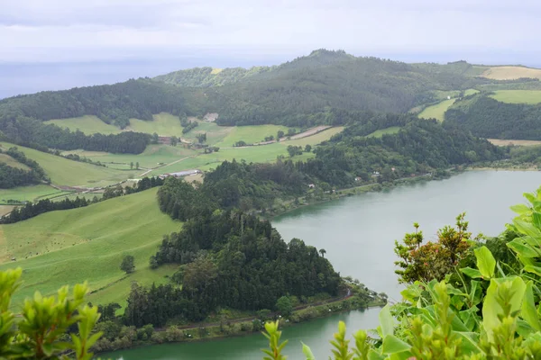 Çok güzel bir manzarası var. Portekiz 'in San Miguel adasındaki Ponta Delgada şehrinin kıyısına bakın.. — Stok fotoğraf