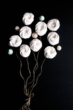 El yapımı beyaz elmalı marşmelov masanın üzerinde bir buket şeklinde. Koyu arkaplan