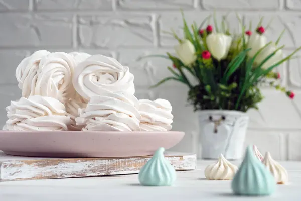Maçã artesanal marshmallows caseiros brancos em um prato rosa. Fundo branco . — Fotografia de Stock