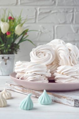 Pembe bir tabakta el yapımı beyaz ev yapımı şekerlemeler. Beyaz arkaplan.