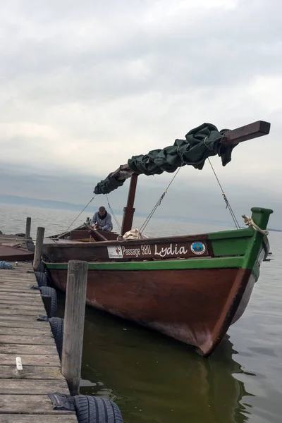 バレンシア,スペイン, 2019年12月。古い木製の喜びのボート。曇り空の日には、湖とアルブフェラ自然公園(El Parque Natural de la Albufera de Valencia) 。素晴らしい鳥の聖域. — ストック写真