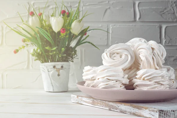 Manzana hecha a mano de malvaviscos caseros blancos en un plato rosa. Fondo blanco . — Foto de Stock