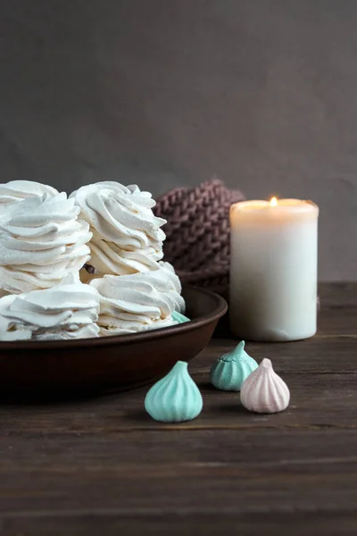 Maçã artesanal marshmallows caseiros brancos em uma placa marrom e café em uma caneca preta em uma mesa de madeira. Zéfiro doce e café aromático . — Fotografia de Stock