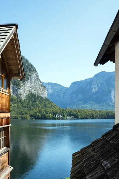 Traditional old austrian wooden house in Hallstatt, Austria. The roof of the house on the background of the Austrian mountains. Travel — Stock Photo, Image