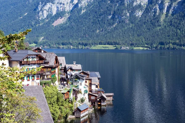 Hallstatt, Áustria, setembro de 2019. Famosa aldeia de montanha nos Alpes Austríacos em um dia quente de outono — Fotografia de Stock