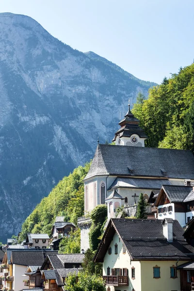 Hallstatt, Oostenrijk. Beroemd bergdorp in de Oostenrijkse Alpen op een warme herfstdag — Stockfoto