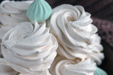 Kahverengi tabakta ev yapımı elma beyazı marşmelov ve ahşap bir masada siyah bir fincanda kahve. Tatlı zephyr ve aromatik kahve..