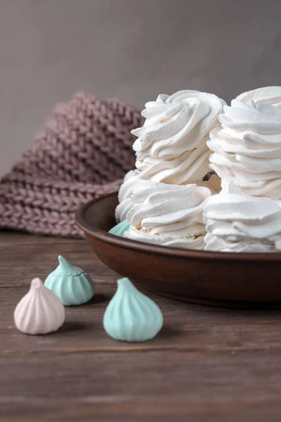 Handmade apple white homemade marshmallows on a brown plate and coffee in a black mug on a wooden table. Sweet zephyr and aromatic coffee. — Stock Photo, Image