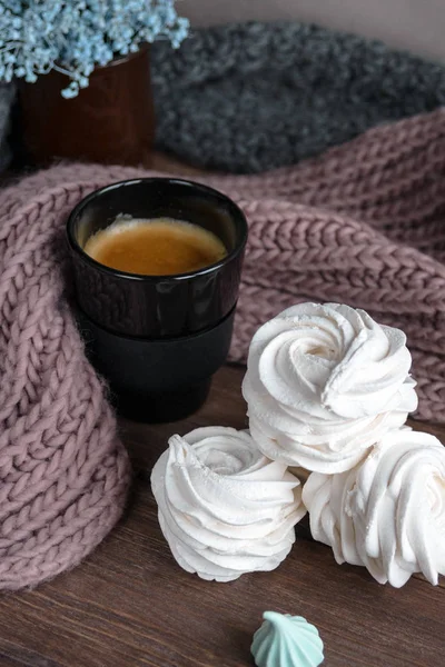 Maçã artesanal marshmallows caseiros brancos em uma placa marrom e café em uma caneca preta em uma mesa de madeira. Zéfiro doce e café aromático . — Fotografia de Stock