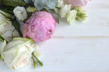 Hassas romantik bir buket hediye. Büyük pembe şakayıklar ve beyaz arka planda beyaz güller. Sevgililer Günü için çiçek aranjmanı, Anneler Günü veya Uluslararası Kadınlar Günü.