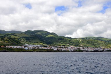 Ponta Delgada şehrinin mavi gökyüzü ve kıyısında güzel beyaz bulutlar, San Miguel Adası, Portekiz.