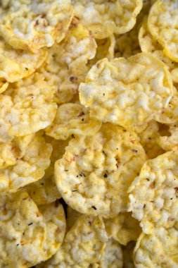 Tuzlu ve Provencal otlu mini mısır ekmeği. Mısır keki. Sağlıklı gevrek atıştırmalıkları. Düzgün beslenme. Yakın plan..