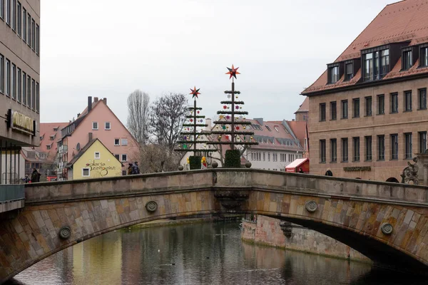 Norimberk, Německo, leden2020. Pohled na řeku Pegnitz, německé domy a mosty. Zajímavý výlet do Německa. — Stock fotografie