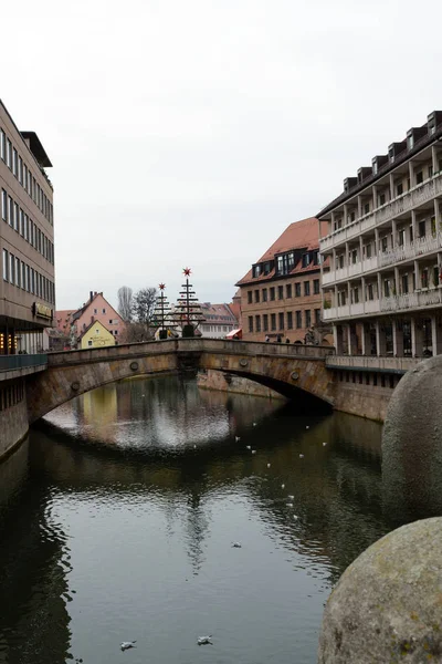 Norimberk, Německo, leden2020. Pohled na řeku Pegnitz, německé domy a mosty. Zajímavý výlet do Německa. — Stock fotografie