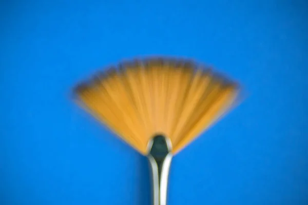 Βούρτσα fan art για ζωγραφική σε μπλε φόντο Κλασικό μπλε. Θολή. — Φωτογραφία Αρχείου