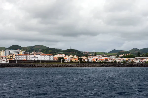 San Miguel, Portugal, Junho de 2019. nuvens no céu azul e costa da cidade de Ponta Delgada, Ilha de San Miguel, Portugal . — Fotografia de Stock