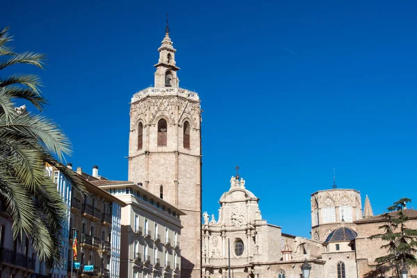 Valencia, Spagna, dicembre 2019. Cattedrale di Valencia in una giornata di sole. Viaggi in Spagna . — Foto Stock