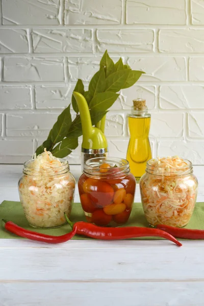 Ферментированные продукты. Капуста, соленые помидоры на белом фоне. Вегетарианская еда . — стоковое фото