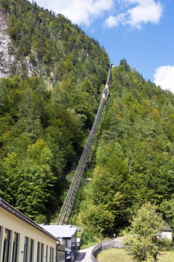 Hallstatt, Avusturya. Avusturya Alpleri 'nin ünlü dağ köyü sıcak bir sonbahar gününde. Dağların, ormanın ve fünikülerin manzarası.