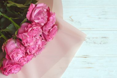 Beyaz arka planda büyük, zarif, pembe ev yapımı güller. Aşk ilanı. Sevgilin için romantik bir hediye..