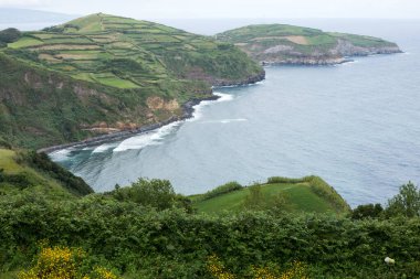 Manzarası: Portekiz takımadasındaki San Miguel adasının merkezinde deniz, kayalıklar ve bulutlu gökyüzü. Azores 'e git..