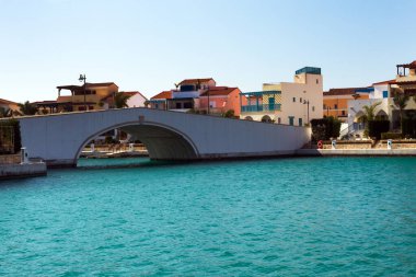 Kıbrıs Rum Kesimi 'nin Limasol Marina limanındaki lüks beyaz yatların lüks villaları.