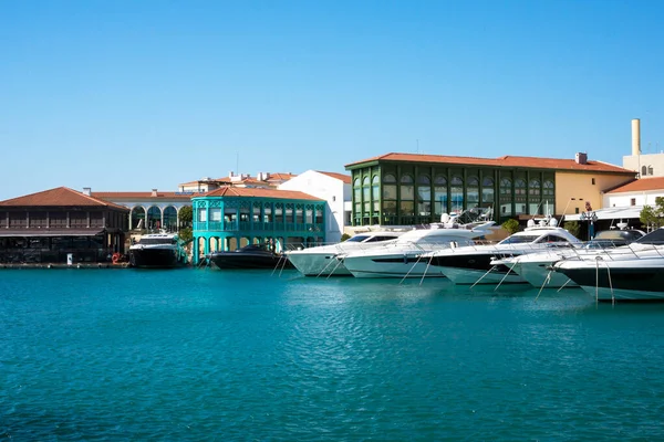Limassol Cyprus Februari 2020 Luxe Witte Jachten Tegen Blauwe Lucht — Stockfoto