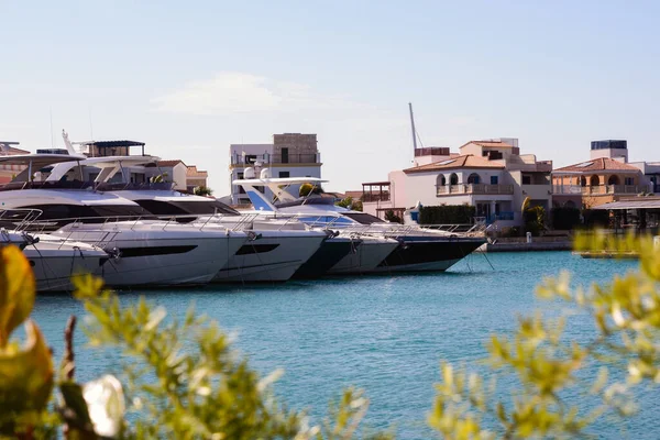 Lyxiga Vita Yachter Mot Den Blå Himlen Hamnen Limassol Marina — Stockfoto