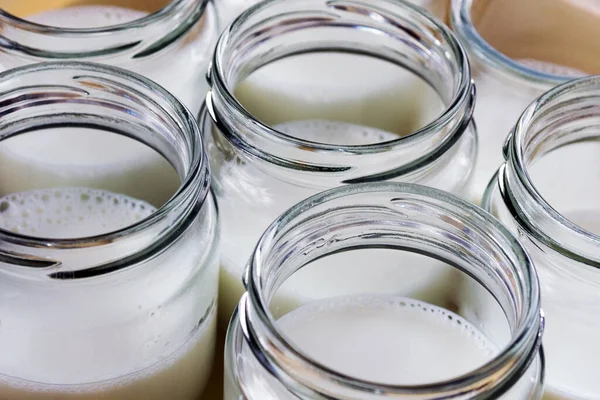 Glazen Potten Met Natuurlijke Zelfgemaakte Biologische Yoghurt Yoghurtmaker Close — Stockfoto