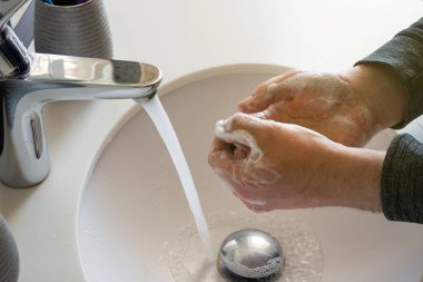 Virüsleri ve çeşitli hastalıkları önlemek için antibakteriyel sabunla el yıkama..