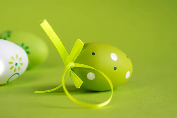 Декоративно Зеленое Яйцо Зеленой Атласной Лентой Зеленом Фоне Пасхальная Концепция — стоковое фото