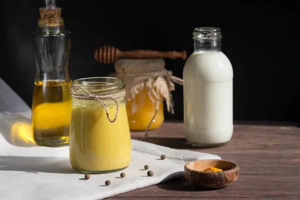 Kurkuma Gebaseerde Gouden Melk Helende Drank Ingrediënten Zwarte Achtergrond Preventie — Stockfoto