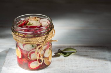 Zencefil soslu erken dilimlenmiş kırmızı turp ve zencefil turşusu. Mayalanmış yiyecekler. Kimchi geleneksel bir Kore yemeğidir, Asya mutfağıdır. Probiyotikler.