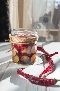 Zencefil soslu erken dilimlenmiş kırmızı turp ve zencefil turşusu. Mayalanmış yiyecekler. Kimchi geleneksel bir Kore yemeğidir, Asya mutfağıdır. Probiyotikler.