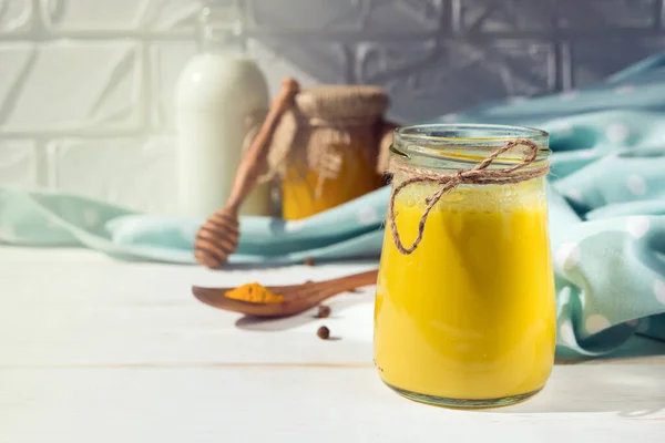 Glazen Pot Met Een Gezonde Drank Van Gouden Melk Gemaakt — Stockfoto