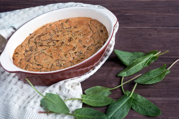 Ahşap arka planda ev yapımı tart. Orijinal tatlı hamur işleri. Tatlı.
