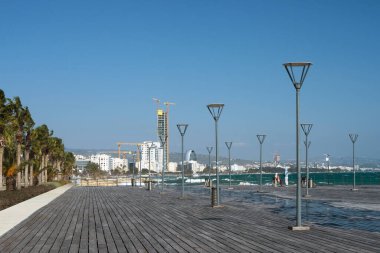 Limasol, Kıbrıs, Şubat 2020. Güneşli bir günde Limasol sahilinde Molos Sahili boyunca yürümek için popüler bir yer..