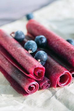 El yapımı meyve pastilleri ve el işi kağıt üzerinde siyah üzümlü üzümler. Doğal ve sağlıklı atıştırmalıklar. Şekersiz, sağlıklı, tatlı. Organik yiyecekler. Yakın plan.