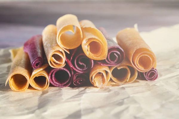 Elmalı el yapımı meyveli pastiller ve kağıt üzerinde siyah üzümlü üzümler. Doğal ve sağlıklı atıştırmalıklar. Şekersiz, sağlıklı, tatlı. Organik yiyecekler. Yakın plan.