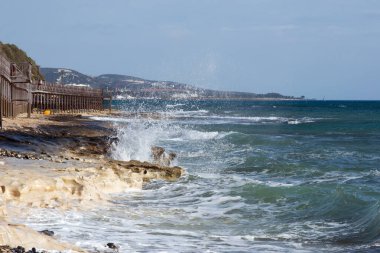 Turkuaz deniz ve kıyı şeridi güneşli bir günde. Kıbrıs adasına git, Limasol.