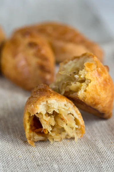 Deliciosas Mini Tortas Caseiras Com Repolho Guardanapo Linho Cozimento Massa — Fotografia de Stock