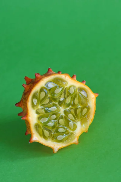 Μισό Εξωτικό Αγγούρι Λαχανικών Metuliferus Αφρικανικό Αγγούρι Πράσινο Φόντο Κοντινό — Φωτογραφία Αρχείου