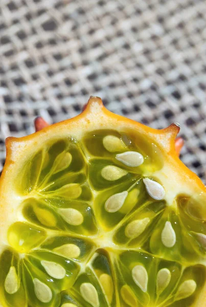 Φέτα Kiwano Εξωτικά Λαχανικά Cucumis Metuliferus Γκρο Πλαν Απαλή Εστίαση — Φωτογραφία Αρχείου