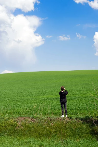 Jeune Homme Vêtu Noir Sur Champ Jeunes Blés Verts Dessine — Photo